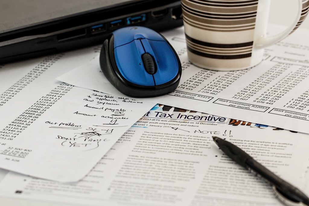 Computer mouse on retirement annuity documents